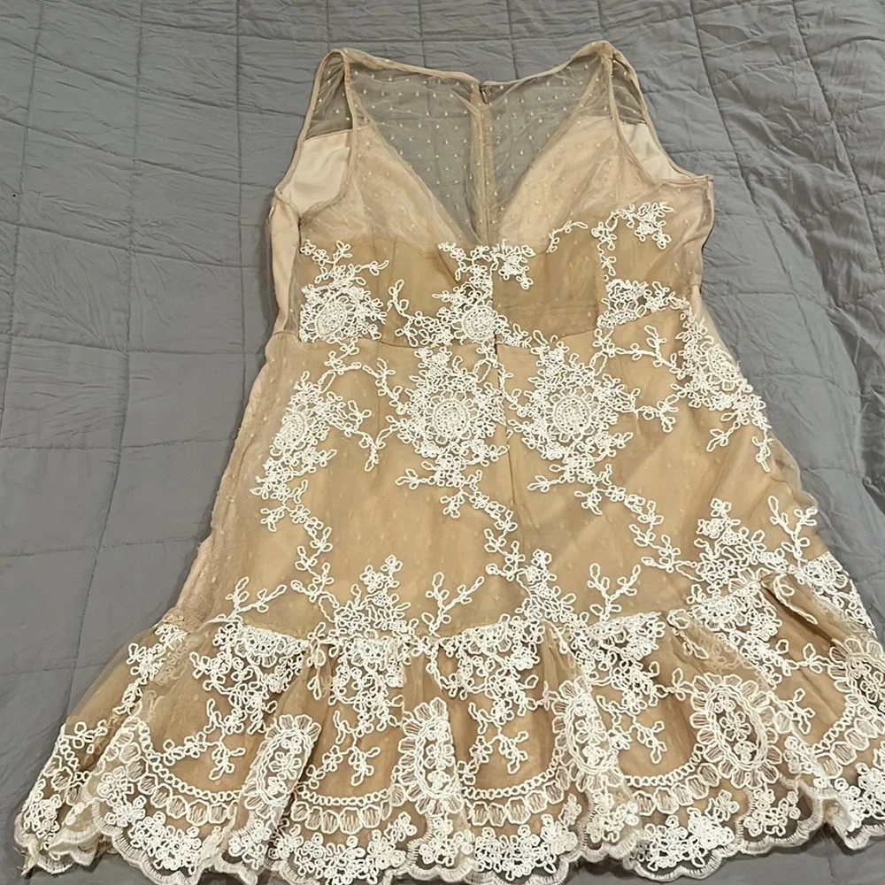 NBD stunning Beige with beautiful White Embroidery overlay dress. Sleeveless L - Picture 13 of 16